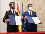 Juan García-Gallardo y Alfonso Fernández Mañueco presentan el acuerdo de legislatura entre PP y Vox, este jueves en Valladolid.