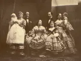 Isabel II y Francisco de Asís en 1859. Les acompañan el infante Sebastián y su esposa, la infanta Cristina de Borbón. Con ellos también sus hijos, Isabel, Alfonso y la pequeña Concepción en brazos de su nodriza.
