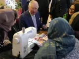 El príncipe Carlos de Inglaterra durante su visita a la iglesia de San Lucas para apoyar a los refugiados ucranianos y afganos.