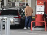 Una persona repostando en una gasolinera en Madrid.
