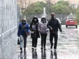 Un grupo de refugiados caminan por las instalaciones del Centro de Formación de la Tesorería General de la Seguridad Social utilizado como centro de acogida, a 11 de marzo de 2022, en Pozuelo de Alarcón, Madrid (España). El centro ha sido puesto en marcha como centro de acogida tras el estallido de la guerra en Ucrania