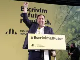 El líder de ERC, Oriol Junqueras, alzando el puño durante su intervención de este domingo en la Conferencia Nacional del partido soberanista.
