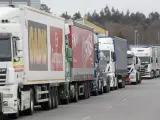 Camiones parados en Pontevedra durante la huelga indefinida del transporte de mercanc&iacute;as.