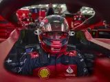 Carlos Sainz, subido al Ferrari F1-75
