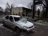 Un edificio y un coche destrozados por un misil ruso en Kiev, el 13 de marzo de 2022.