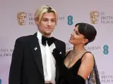 London (United Kingdom), 13/03/2022.- Jake Bongiovi (L) and Millie Bobby Brown (R) attend the 2022 EE BAFTA Film Awards at the Royal Albert Hall in London, Britain, 13 February 2022. The ceremony is hosted by the British Academy of Film and Television Arts (BAFTA) and is the first in-person event since the start of the pandemic. (Cine, Reino Unido, Londres) EFE/EPA/NEIL HALL BRITAIN CINEMA BAFTA AWARDS 2022