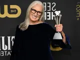 Jane Campion con su premio en los Critics Choice Awards