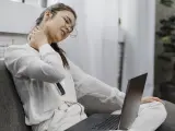 Trabajar delante del ordenador puede acarrear dolencias en el cuello y la espalda.