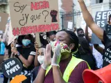 Manifestantes convocados por la Comunidad Negra, Africana y Afrodescendiente se concentran frente a la Embajada de EEUU por la muerte de George Floyd, las vidas negras y contra el racismo, en Madrid (España) a 7 de junio de 2020.