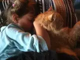 Una niña durmiendo con su gato.