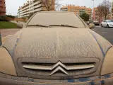 Imagen de archivo de un coche cubierto de polvo sahariano.