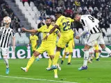 Morata cabecea un balón durante el Juventus - Villarreal