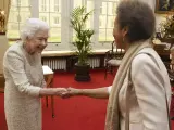 La reina Isabel II ha hecho entrega de la Medalla de Oro a Grace Nochols en el Castillo de Windsor.