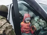 Una madre y su hija, en Irpin, huyendo de la guerra en Ucrania.