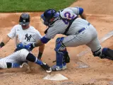 Acción de un partido entre los Yankees y los Mets.