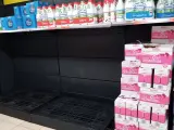 Desabastecimiento de lácteos en un supermercado de Sevilla.