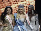 La representante de Polonia, Karolina Bielawska, celebra el título de Miss Mundo 2021 junto a las de EE UU, Shree Saini (segunda), y Costa de Marfil, Olivia Yace (tercera), en San Juan (Puerto Rico).