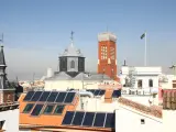 Placas solares en el tejado de un edificio de Madrid, en una imagen de archivo.