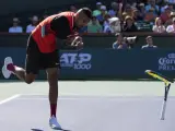 Nick Kyrgios tira su raqueta al suelo durante su partido contra Rafa Nadal en Indian Wells.