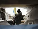 Un militar patrulla junto a una barricada en la ciudad ucraniana de Odesa, el 15 de marzo de 2022.