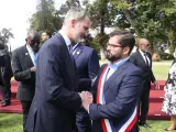 El Rey Felipe VI saluda al presidente de Chile, Gabriel Boric.