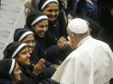 El Papa Francisco saluda a un grupo de monjas en la Ciudad del Vaticano.