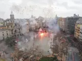 Después de dos años sin disfrutar de ella, los valencianos han desafiado a la lluvia y han vuelto a salir a la plaza del Ayuntamiento de Valencia para vivir en primera persona la mascletà.