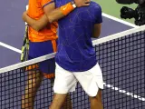 Nadal y Alcaraz se felicitan tras su partido en Indian Wells.