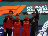 Mattia Binotto, Carlos Sainz, Charles Leclerc y Lewis Hamilton en el podio del GP de Bahr&eacute;in