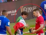 El galés Adams tiene un gesto de lo más deportivo con el italiano Capuozzo.