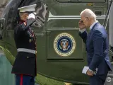 El presidente de EE UU, Joe Biden, saluda a un 'marine' tras regresar a la Casa Blanca.
