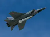 Un avión MiG-31K transporta un misil hipersónico ruso 'Kinzhal'.