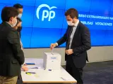 El todavía presidente del PP, Pablo Casado, acude a votar esta mañana a Génova 13.