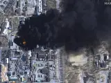 Una imagen satelital proporcionada por Maxar Technologies muestra una imagen multiespectral de cerca de tanques de almacenamiento de petróleo en llamas en Chernóbil, Ucrania, el 21 de marzo de 2022.