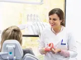 La especialista en ortodoncia Patricia Bratos atendiendo a una paciente.