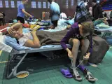 Civiles evacuados de la ciudad ucraniana de Mariúpol, en un pabellón deportivo habilitado como alojamiento temporal en la ciudad rusa de Taganrog, en la región de Rostov.