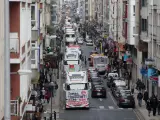 Una fila de camiones entran en el centro de Lugo por la Avenida da Coruña, en una marcha lenta que ha salido desde el polígono de As Gándaras para pasar por varias localizaciones del centro de la ciudad, durante el noveno día de paro nacional de transportistas.