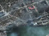 Una imagen de satélite proporcionada por Maxar Technologies muestra daños y edificios en llamas en Irpin, cerca de Kiev, Ucrania, el 21 de marzo de 2022.