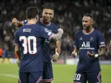Messi, Mbappé y Neymar celebran un gol con el PSG.