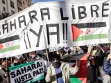 Un grupo de personas participa con pancartas y banderas en una manifestación contra la violación de derechos en el Sáhara Occidental, a 13 de noviembre de 2021, en Madrid, (España). Convocada por la Coordinadora de Asociaciones Solidarias con el Sahara (CEAS-Sahara), colectivos de la sociedad y asociaciones de la comunidad saharaui en España, el objetivo de esta protesta es denunciar el 46º aniversario de los “Acuerdos Tripartitos de Madrid” y exigir la intervención internacional para poner fin a la escalada de violaciones de derechos humanos en las zonas ocupadas del Sahara Occidental por parte de Marruecos. 13 NOVIEMBRE 2021;SAHARAUI;MANIFESTACION;MADRID Carlos Luján / Europa Press (Foto de ARCHIVO) 13/11/2021