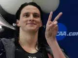 La nadadora transgénero Lia Thomas celebra su título de la NCAA.