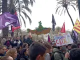 Pancartas a favor de la inmersión lingüística en la escuela en la manifestación de Barcelona contra la sentencia que obliga a impartir el 25% de las clases en castellano.