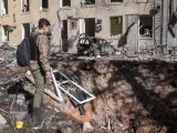 Una persona observa un agujero tras un bombardeo en Járkov el 22 de marzo.