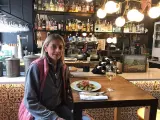 Covadonga de la Rica, en su local, junto a un plato de alcachofas, especialidad de la casa que ahora no está sirviendo.