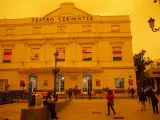 Vista del Teatro Cervantes donde se celebra la XXV edición del Festival de Cine de Málaga y que esta tarde se ha visto cubierto por el efecto de la calima.