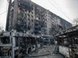 Autobuses y edificios quemados en la ciudad ucraniana asediada de Mariúpol el 23 de marzo.