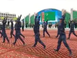 El presidente de Turkmenistán es recibido por unos soldados con una coreografía digna de 'Fama'