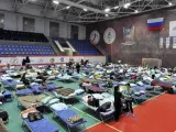 Civiles evacuados de la ciudad ucraniana de Mariúpol, en un pabellón deportivo habilitado como alojamiento temporal en la ciudad rusa de Taganrog, en la región de Rostov.
