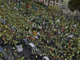 Los manifestantes de la huelga de transportistas llenan de chalecos amarillos el Paseo de la Castellana en Madrid.