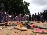 Las sandalias de los estudiantes secuestrados tiradas por el suelo en la Escuela Secundaria Baptista Bethel de Chikun, estado de Kaduna, en la zona noroccidental de Nigeria, el 14 de julio de 2021.